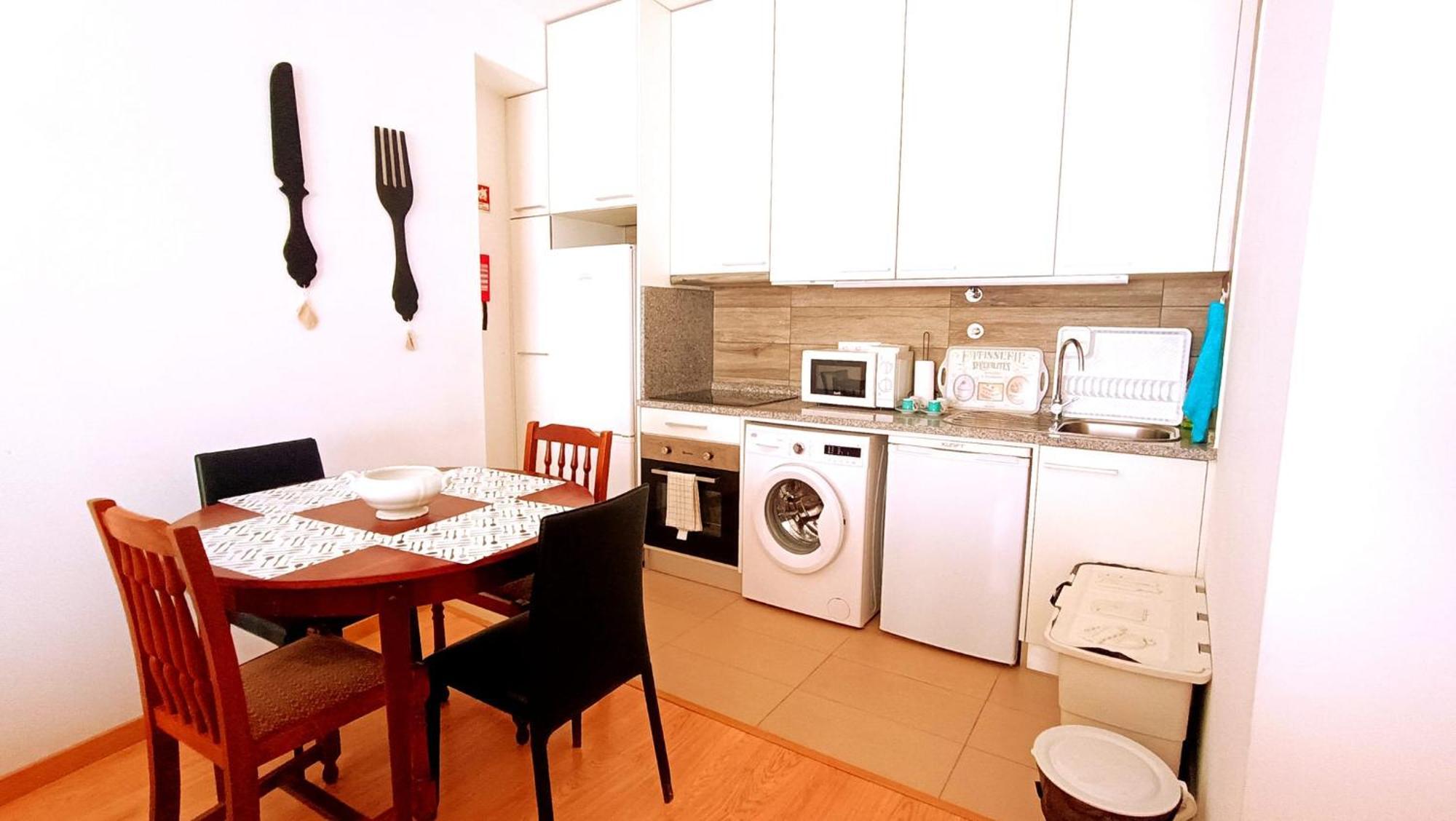 Apartamento No Centro, Junto A Avenida Da Liberdade - 1 Drt Fundão Exterior foto